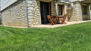 Outdoor dining - Quiet apartment in a green setting (Nîmes)