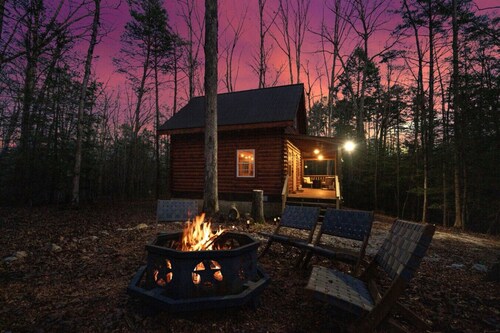 Secluded Honeymoon Cabin-Hot tub