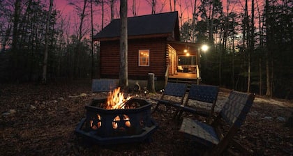 Secluded Honeymoon Cabin-Hot tub