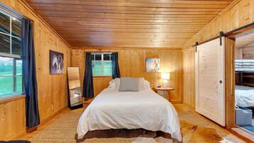 2 bedrooms, desk, free WiFi, bed sheets