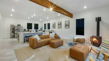 TV, bøker og stereoanlegg