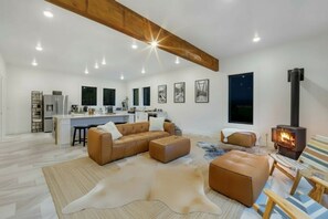 テレビ、書庫、ステレオ