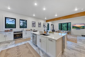 Frigorífico, microondas, horno y placa de cocina