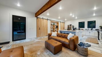 TV, bøker og stereoanlegg