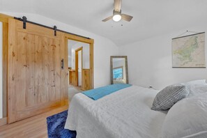 1 bedroom, desk, WiFi