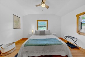 1 bedroom, desk, WiFi