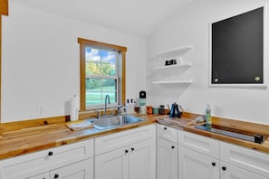 Fridge, stovetop, coffee/tea maker