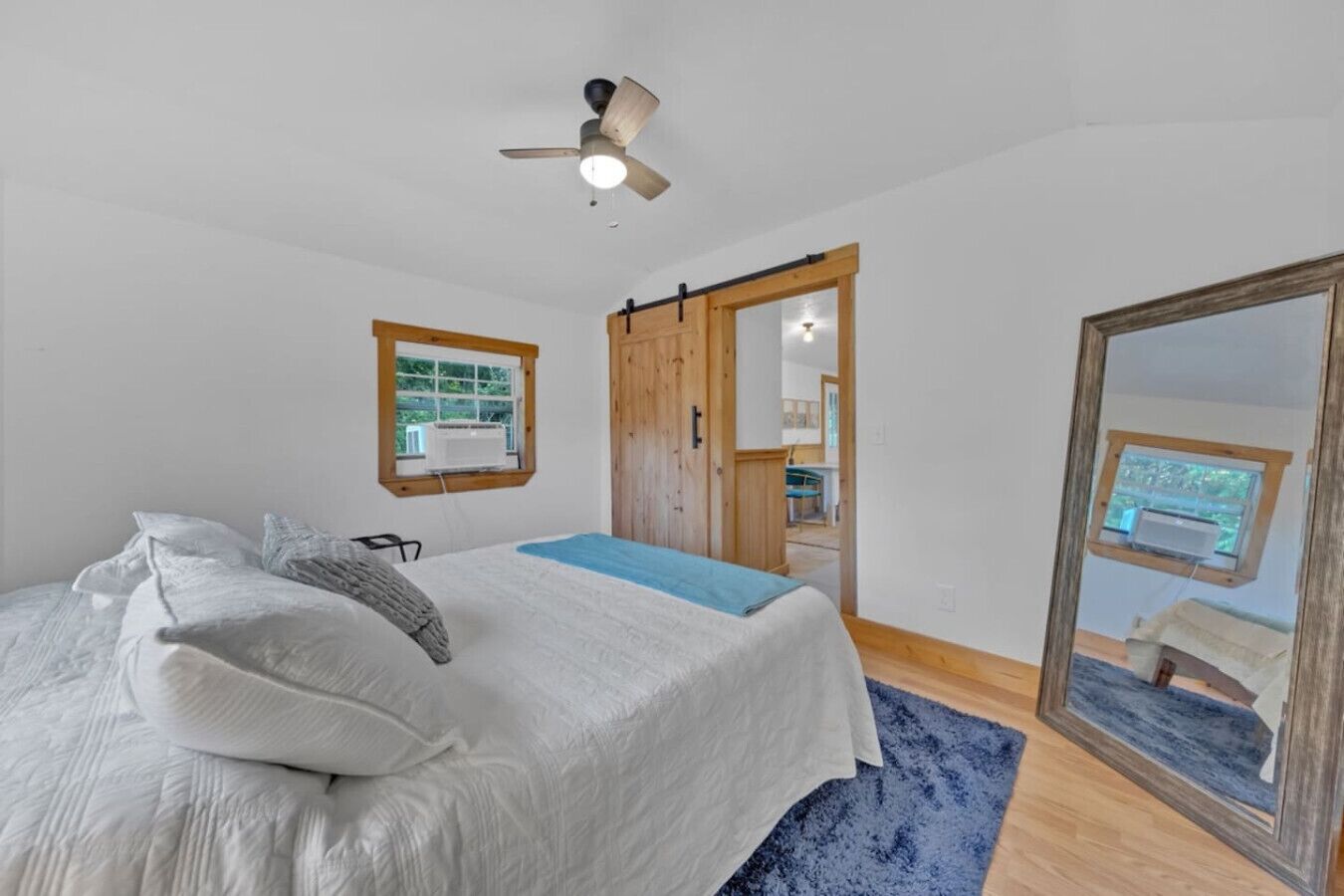 1 bedroom, desk, WiFi