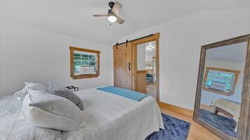 1 bedroom, desk, WiFi