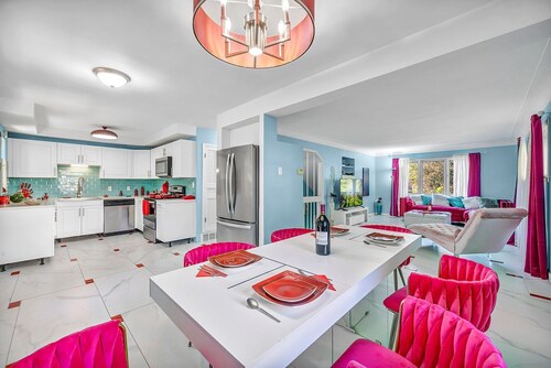 Little Paris 5 BR entire house - University Heights