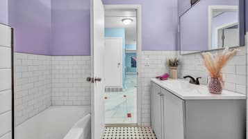 Douche, sĂšche-cheveux, serviettes fournies, savon