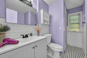 Ducha, secador de pelo, toallas y jabón