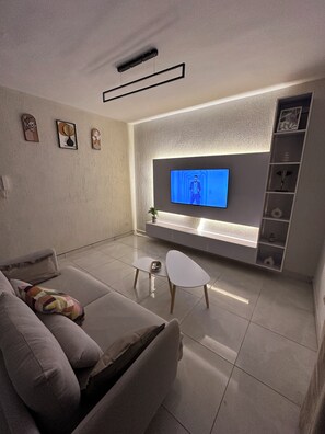 Een smart-tv, boeken en een stereo