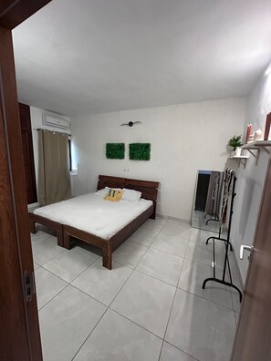 1 غرفة نوم ومكواة/لوح كي وواي فاي مجانًا وملاءات أسرّة