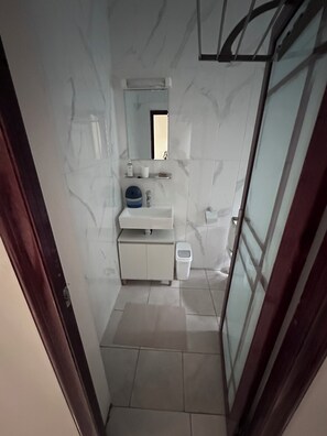 تجهيزات دش، مناشف، صابون، ورق حمّام