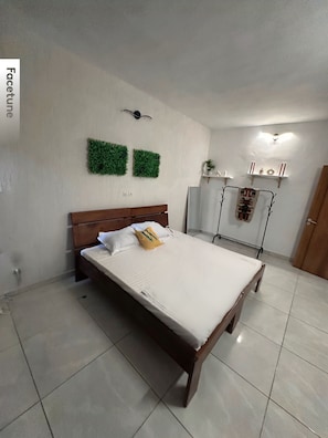 1 chambre, fer et planche à repasser, Wi-Fi gratuit, draps fournis