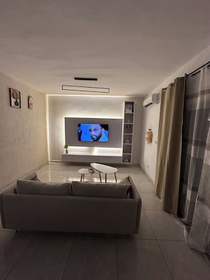 TV connectée, livres, chaîne hi-fi
