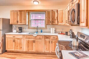 Microondas, horno, placa de cocina y cafetera o tetera