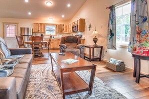 Una Smart TV, una chimenea, libros