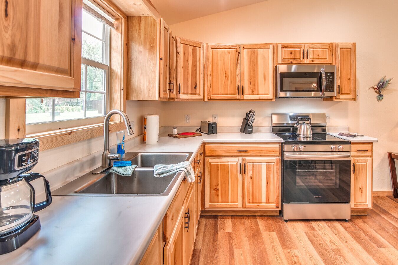 Mikrowelle, Ofen, Herdplatte, Wasserkocher mit Kaffee-/Teezubehör