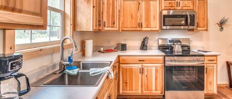 Microondas, horno, placa de cocina, cafetera/tetera