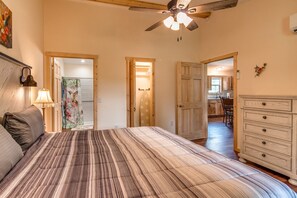 1 dormitorio, escritorio, tabla de planchar con plancha y wifi