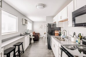 Fridge, microwave, oven, stovetop - Central 1B Apt Close to UC Hospitals, Xavier, DT (Norwood)