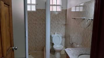 Doccia, asciugamani, sapone, carta igienica