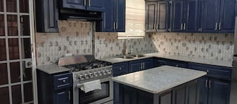 Charming one or two room apartment , with AC, Close proximity of Ogle Airport.