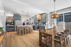 Microwave, oven, stovetop, dishwasher - Modern Bend Home — Hot Tub, Sauna, Cold Plunge + Dog-Friendly Yard (Bend)