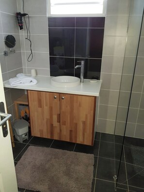 Assecador de cabells, tovalloles, sabó i paper higiènic