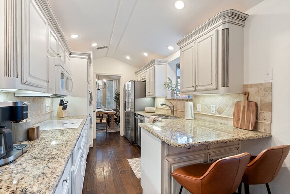 Micro-ondes, four, plaque de cuisson, lave-vaisselle