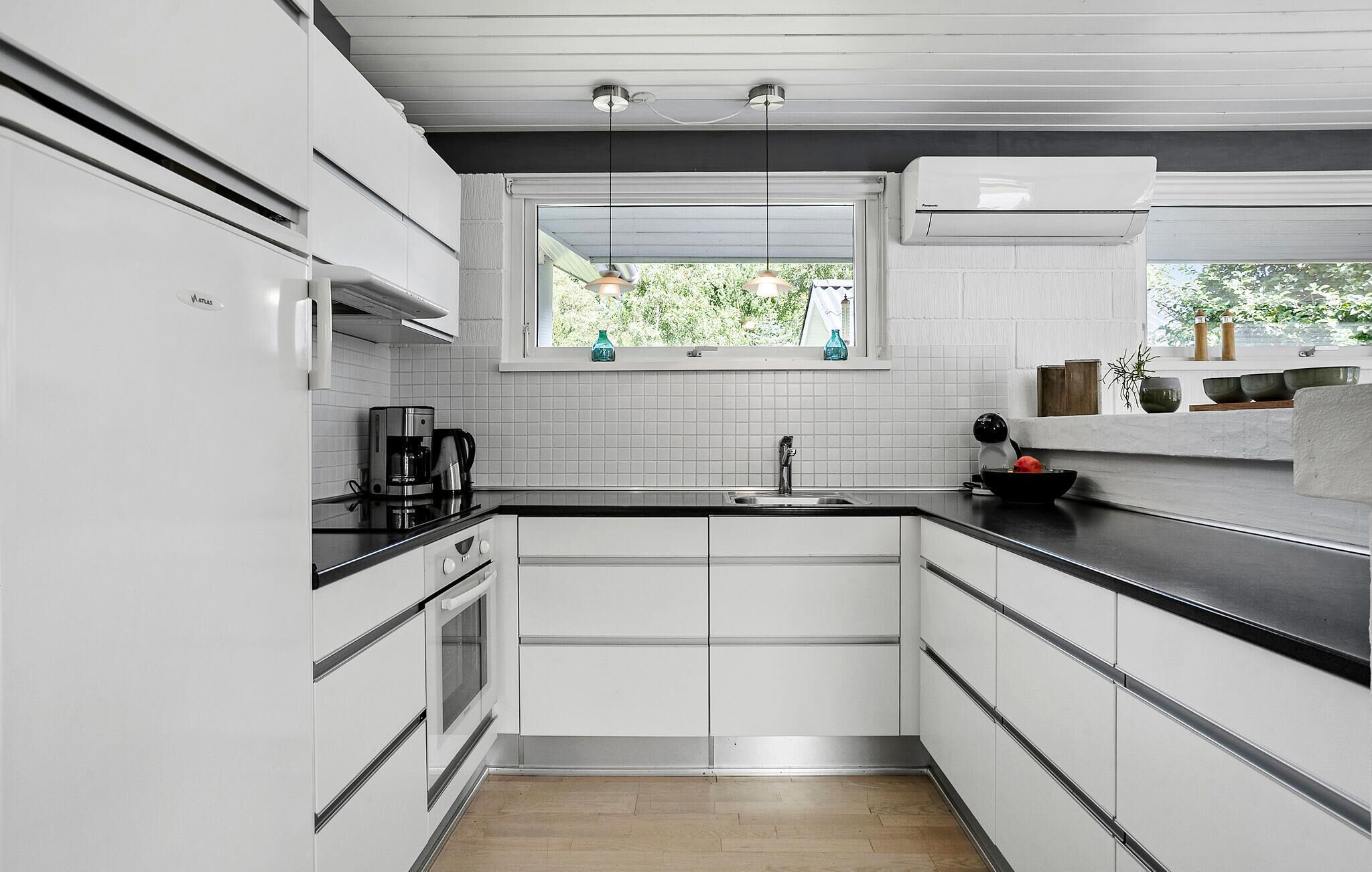 Kylskåp, diskmaskin och kaffe- och tebryggare