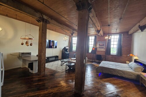 Stylish Loft City & River Views!