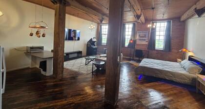 Stylish Loft City & River Views!