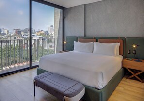 Suite Bisnis (with Access to the Gym) | Minibar, meja kerja, ruang kerja ramah laptop, dan tirai kedap cahaya