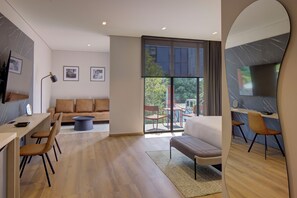 Junior Suite | Minibar, in-room safe, desk, laptop workspace - Ubicuo Hotel Boutique (Mexico City)