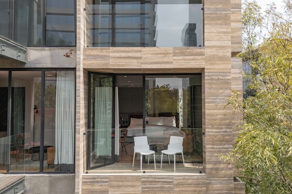 Business Suite, City View | Street view