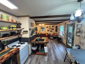 Fridge, microwave, oven, stovetop - Peaceful Acres – Quiet Western Themed Retreat & Outdoor Fun (Raynesford)