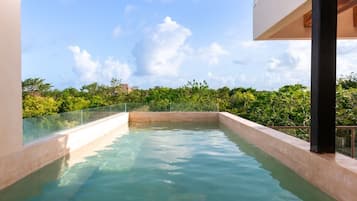 2 outdoor pools