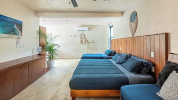 Estudio Deluxe, varias camas, vista a la alberca | Caja de seguridad en la habitación, cortinas blackout y wifi gratis