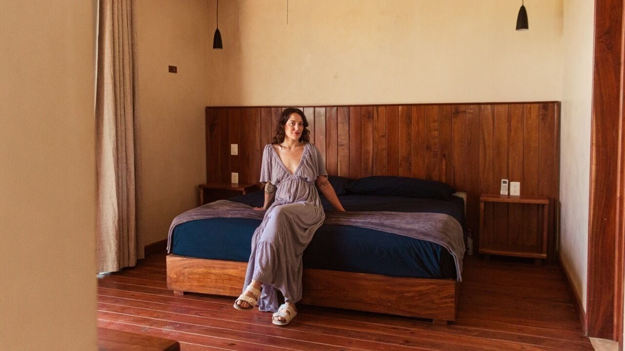 Suite estudio Deluxe, vista al patio | Caja de seguridad en la habitación y espacio para trabajar con laptop 