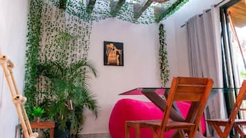 Suite Studio Deluxe, vue cour intérieure | Cuisine privée | Réfrigérateur dans l'espace commun, nécessaire de nettoyage