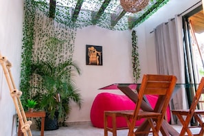 Estudi en suite Deluxe, vistes al pati | Cuina privada | Frigorífic i productes de neteja
