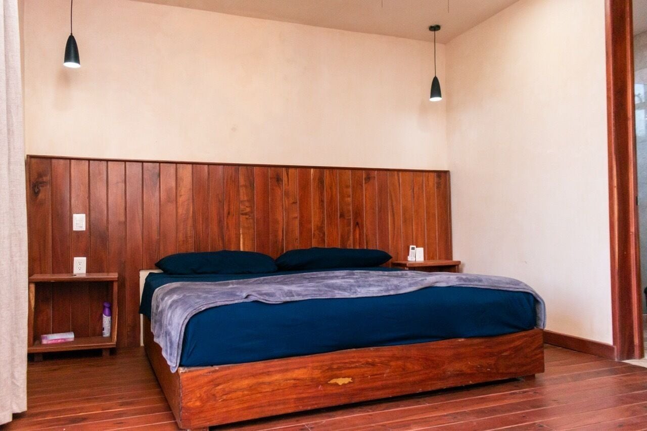 Suite estudio Deluxe, vista al patio | Caja de seguridad en la habitación y espacio para trabajar con laptop 