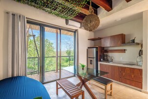 Deluxe Studio Suite, 1 King Bed, Courtyard View | Dining room