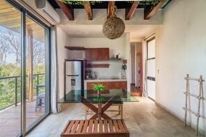 Deluxe-Studiosuite, 1 King-Bett, Blick auf den Innenhof | Esszimmer