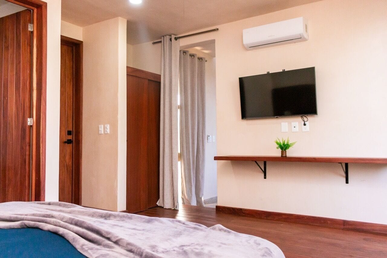 Deluxe-studiosuite - udsigt til gårdsplads | Pengeskab på værelset, arbejdsområde til bærbare computere