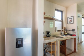 Studiosvit Deluxe - 1 kingsize-säng med bäddsoffa - utsikt mot innergården | Eget kök | Kyl i allmänt utrymme och städutrustning