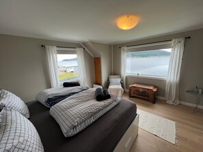 4 habitaciones, tabla de planchar con plancha, wifi y ropa de cama 